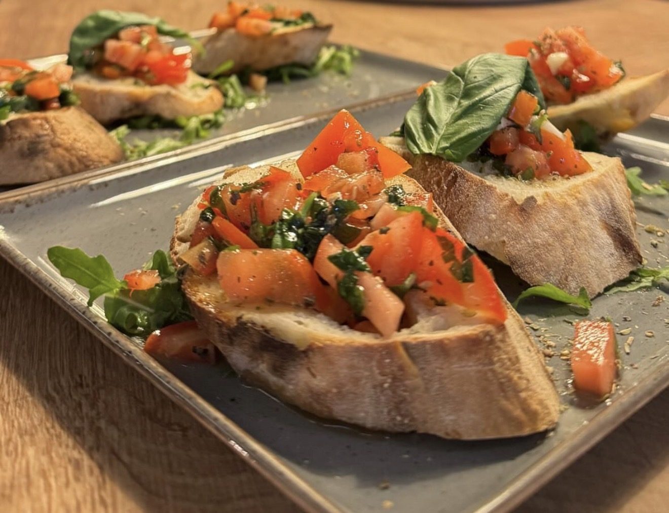 Bruschetta mit Tomaten und Basilikum