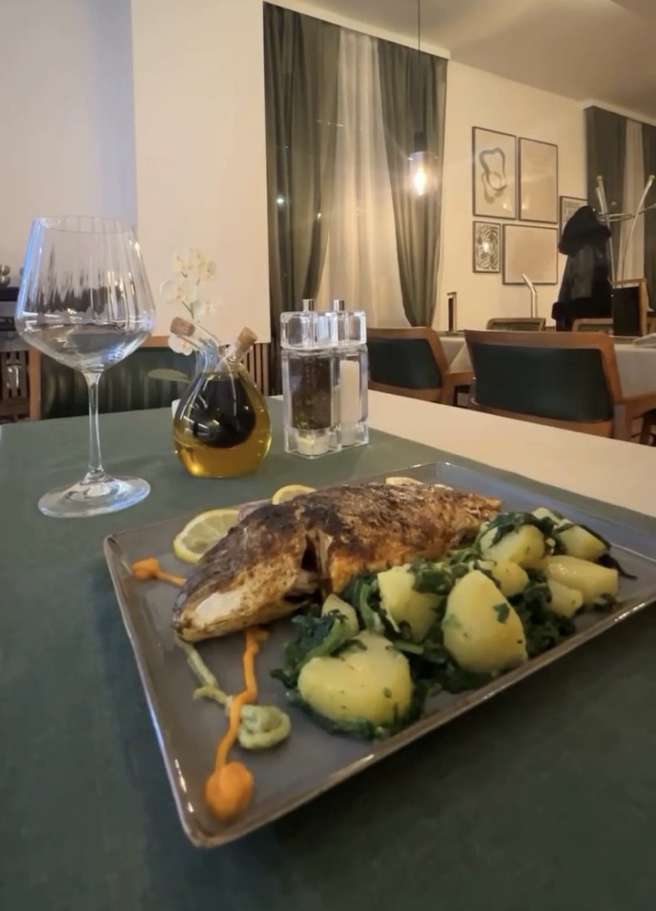 Gebratener Fisch mit Kartoffeln und Spinat