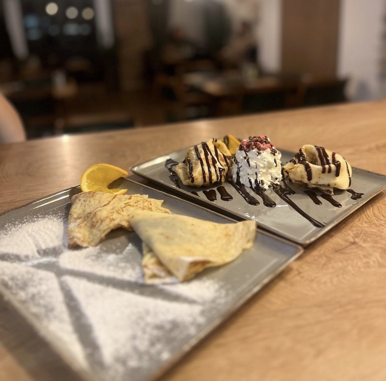 Palatschinken mit Schokolade und Sahne