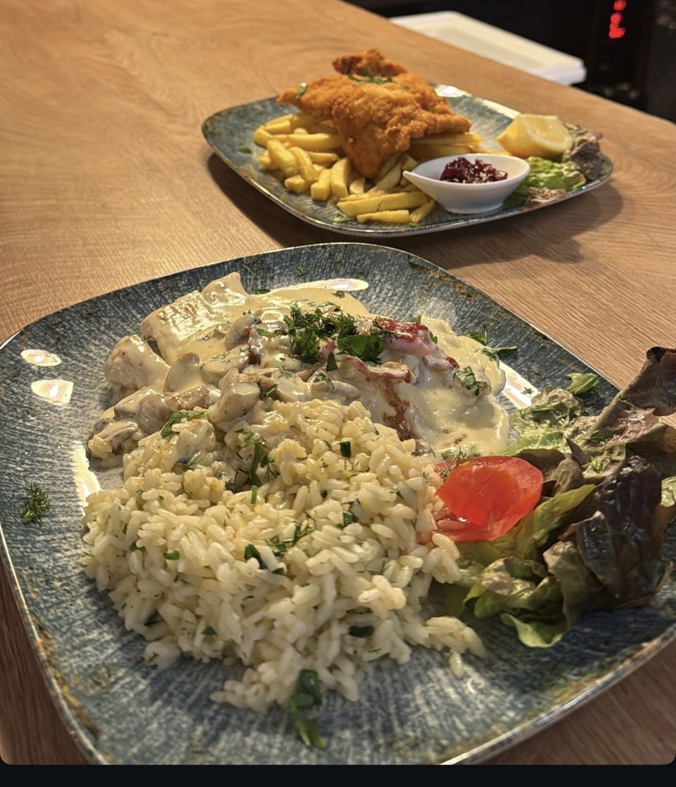 Schnitzel mit Pommes und Preiselbeeren