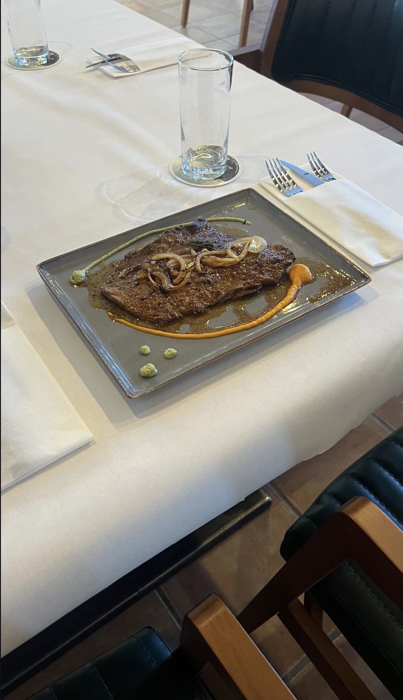 Steak mit Röstzwiebeln