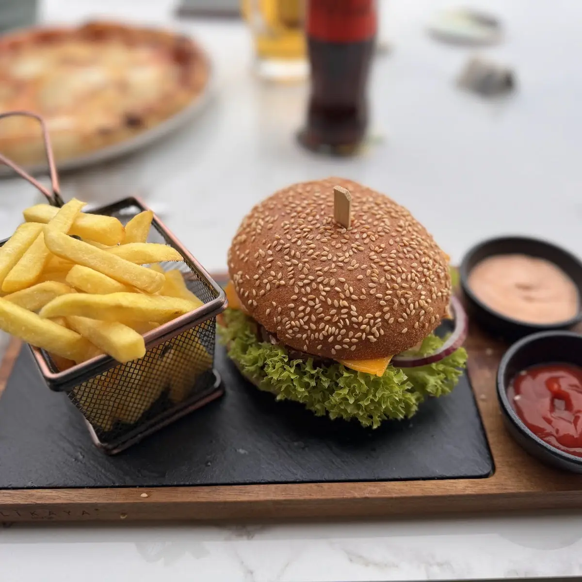 Burger mit Pommes im The Garden
